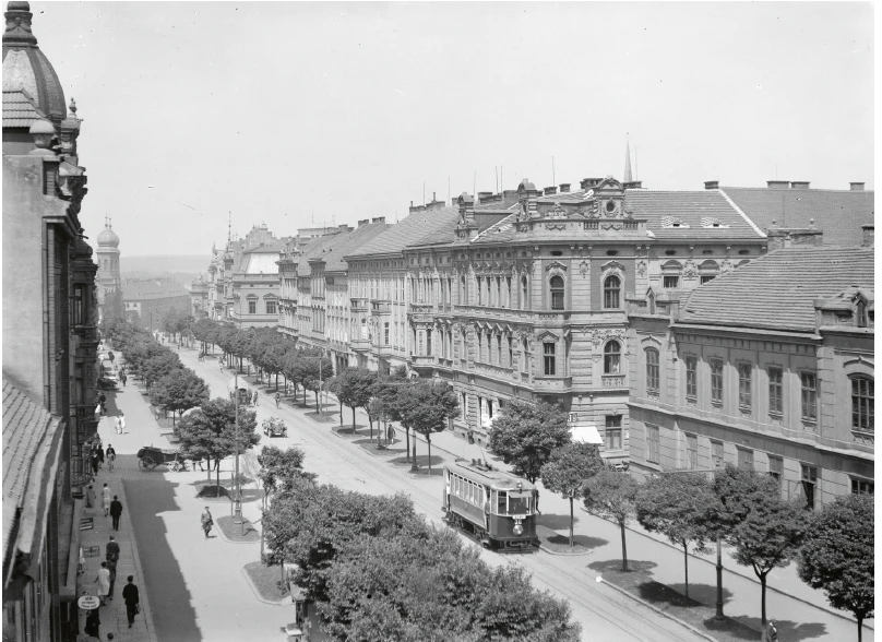 Průhled Klatovskou třídou směrem k historickému centru Plzně foto kol. 1928, ZČM Průhled Klatovskou třídou směrem k historickému centru Plzně foto kol. 1928, ZČM
