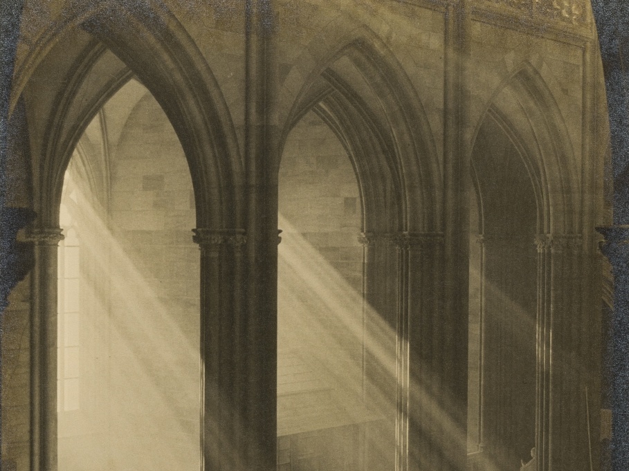 Josef Sudek, Pohled do hlavní a jižní lodi nové části chrámu sv. Víta (Z cyklu Svatý Vít), 1928, UPM Praha