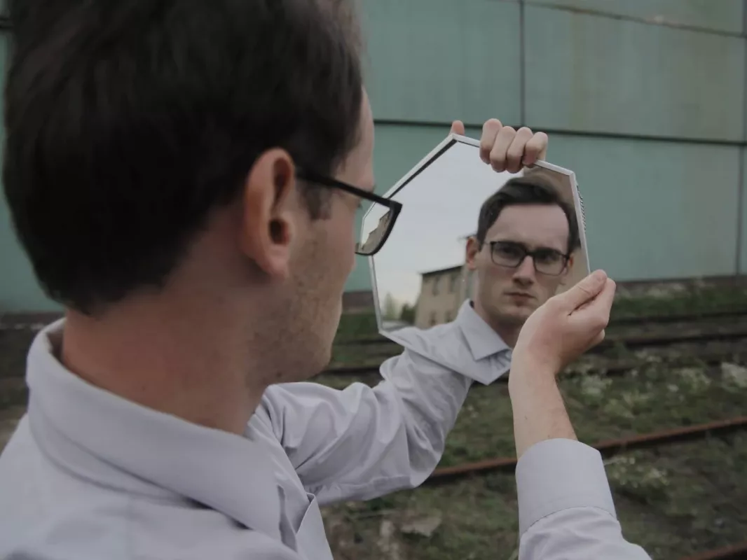 Záběr z filmu Jakuba Sivana Továrna