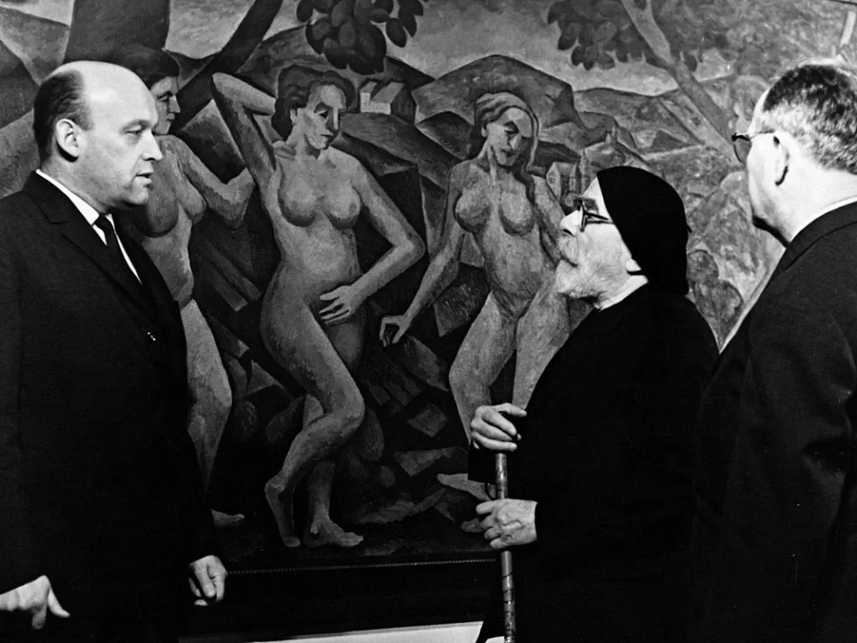 Oldřich Kuba (vlevo) a Jan Zrzavý před Kubištovým obrazem Paridův soud v Západočeské galerii v Plzni, 25. listopadu 1968