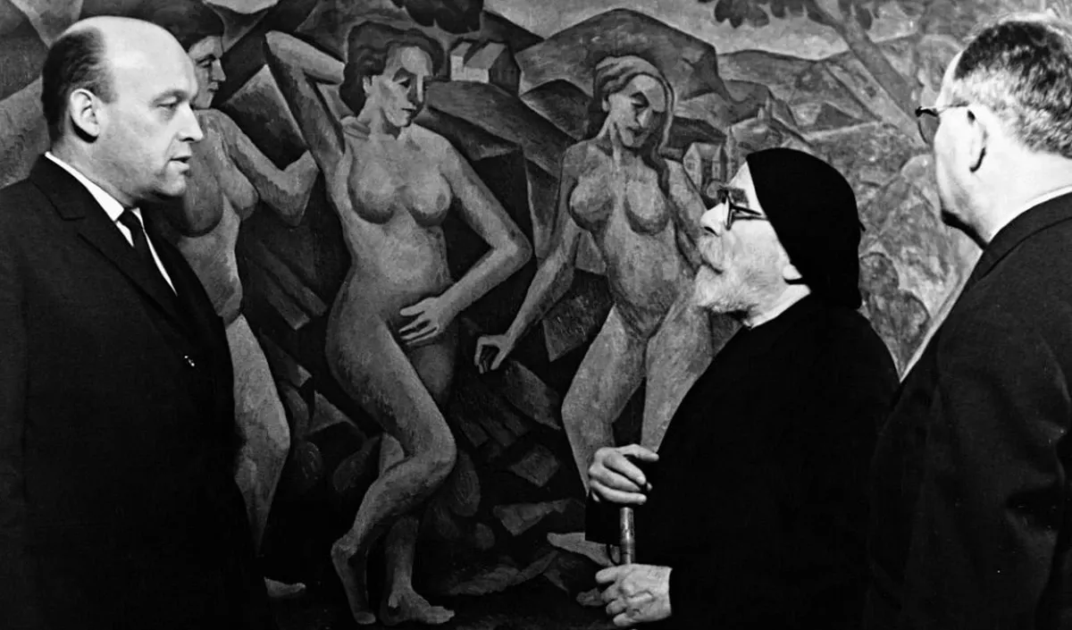 Oldřich Kuba (vlevo) a Jan Zrzavý před Kubištovým obrazem Paridův soud v Západočeské galerii v Plzni, 25. listopadu 1968